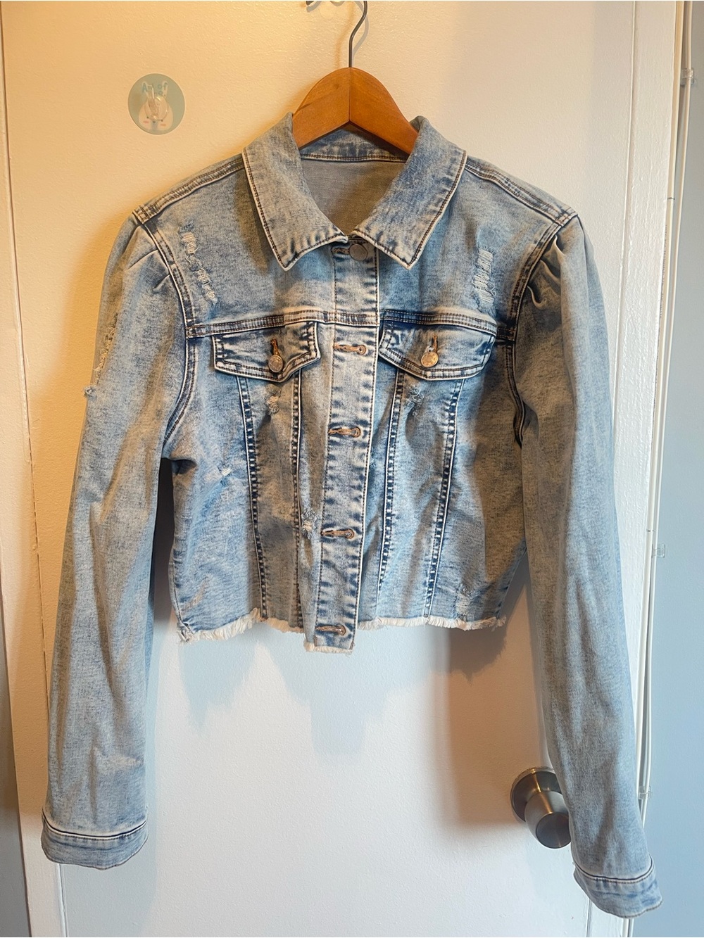 New Women’s Light Blue Distressed Cropped Denim Jean Jacket Size L stretchy